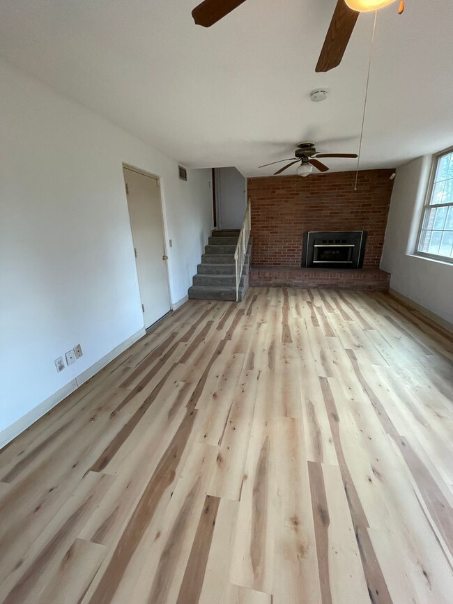 Building Photo - 4 Bedroom home 2.5 Bath  Edwards Road Area...