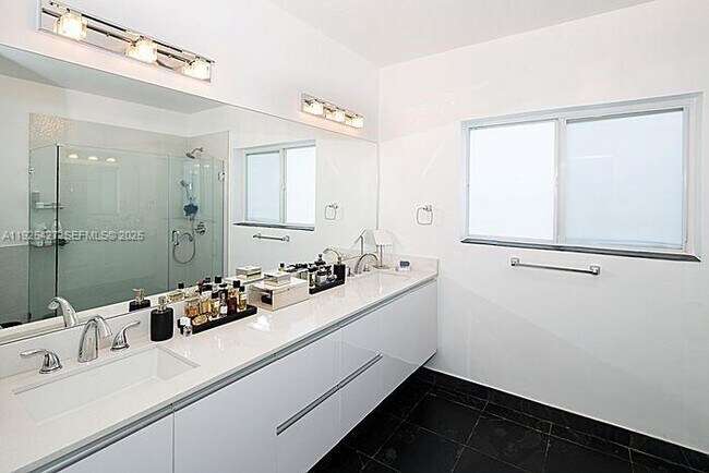 Building Photo - 5570 La Gorce Dr