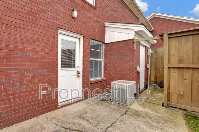 Building Photo - 840 Barrington Woods Cove