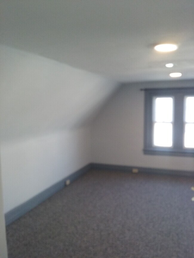 Building Photo - 37 Front St