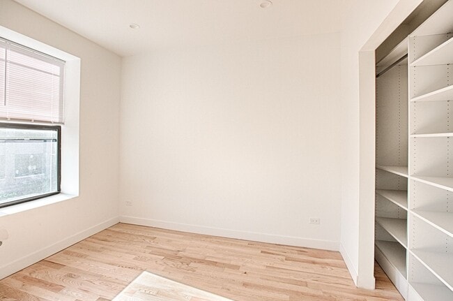 Building Photo - Amazing 2 Bed/2 Bath Apartment in prime Li...