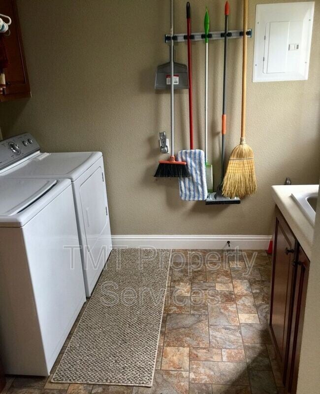 Building Photo - 1877 Templeton Rd