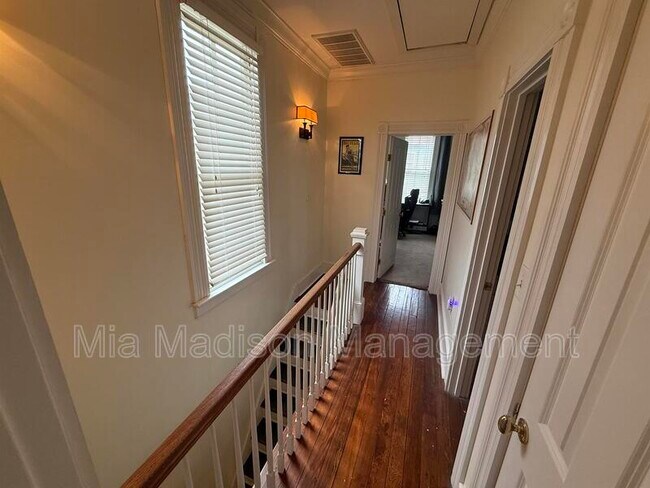 Building Photo - 304 E 33rd St