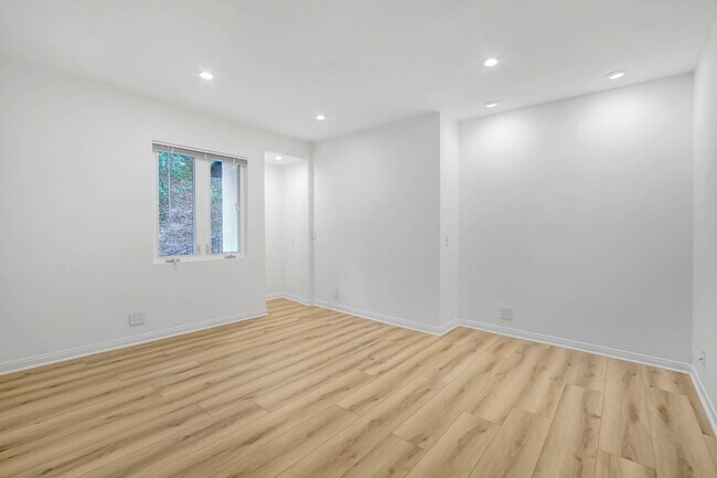 Building Photo - Rent this Beautiful 5 BEDROOM HOME NOW!