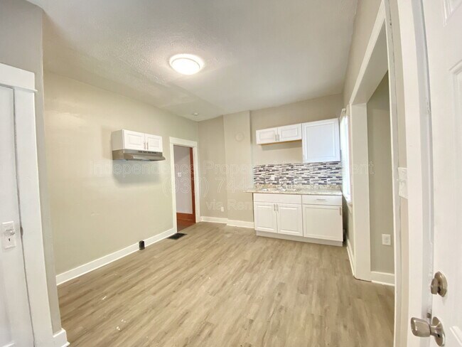 Building Photo - 26 W Beechwood Ave