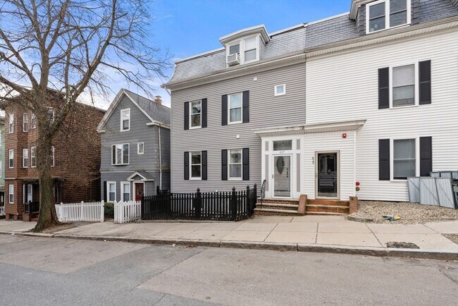 Building Photo - 417 E 7th St