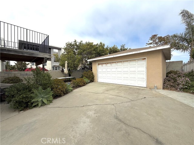Building Photo - 714 Loma Dr