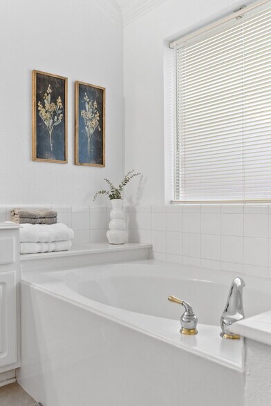 Building Photo - 4835 Crown Dr