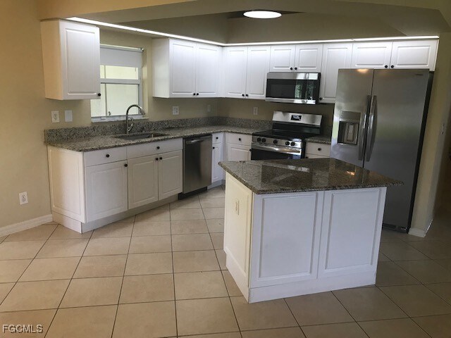 Building Photo - 310 SW 24th Ave