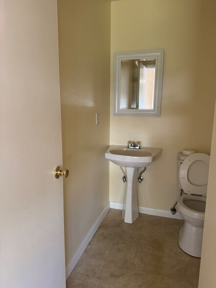 Building Photo - 812 SE 11th St