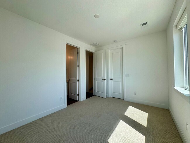 Building Photo - 706 Saddle Dr