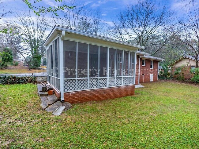 Building Photo - 161 Larose Cir SE