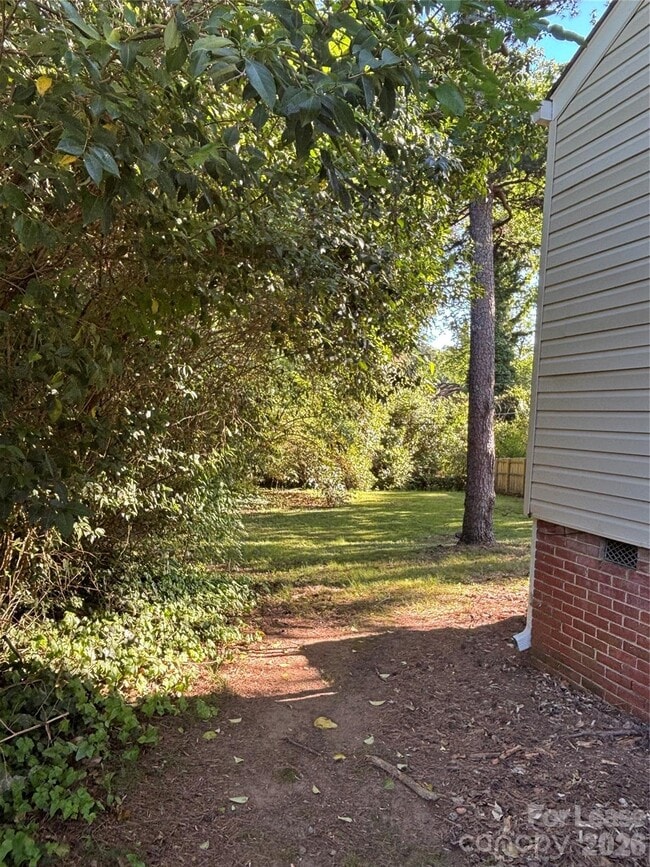 Building Photo - 2565 Brentwood Pl