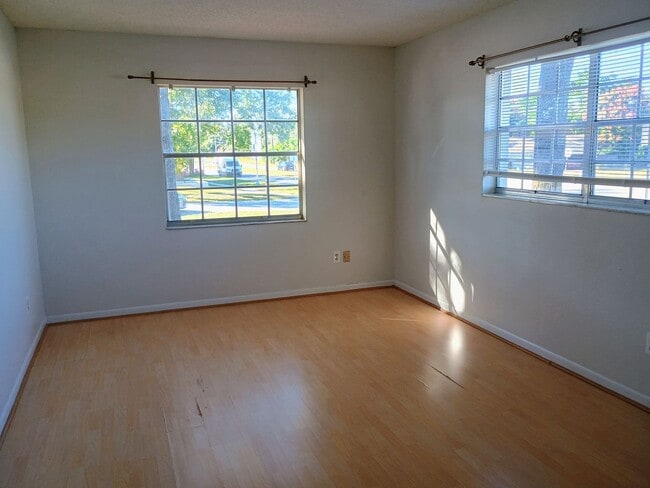 Building Photo - 2 bed 2 bath house for rent