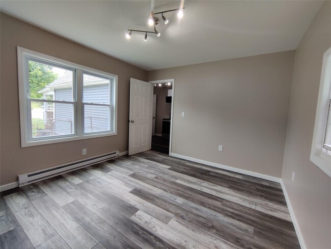Building Photo - 917-921-921 Violet Ave