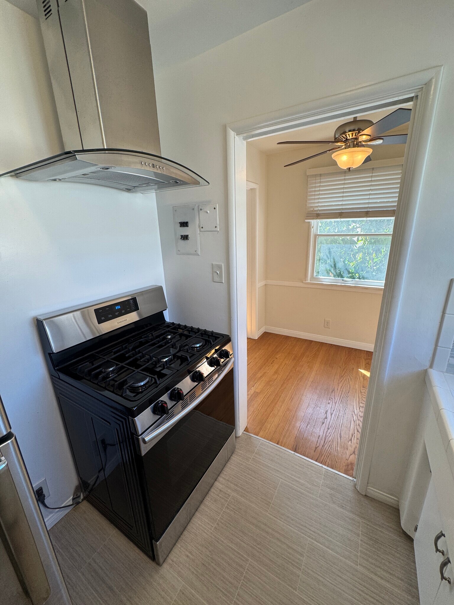 Building Photo - 554 E Cypress Ave