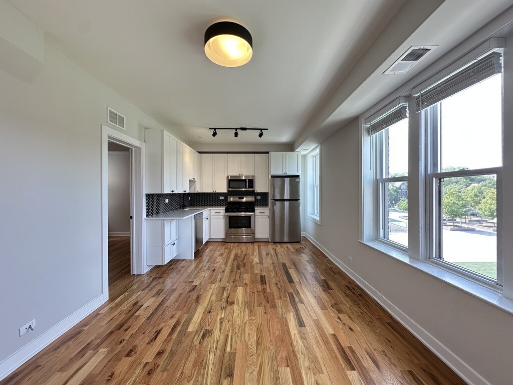 Building Photo - 643 W Wrightwood Ave