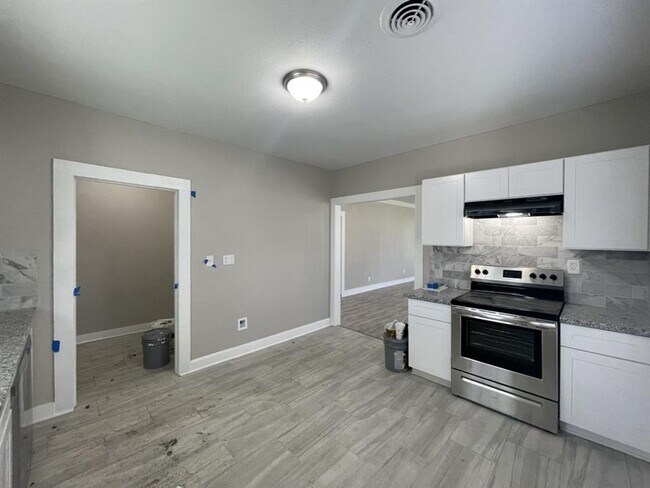 Building Photo - 3 bed, 1 bath with lots of updates! New fl...