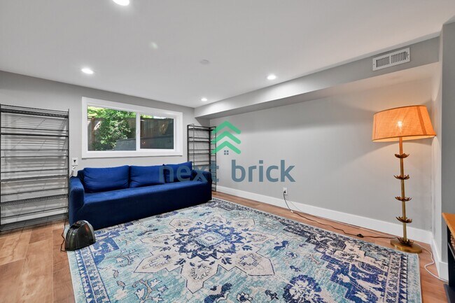 Building Photo - "Spacious 4-Bedroom Retreat with 3 Baths in the Heart of Kirkland – 2,480 Sq. Ft. of Pure Comfort!"