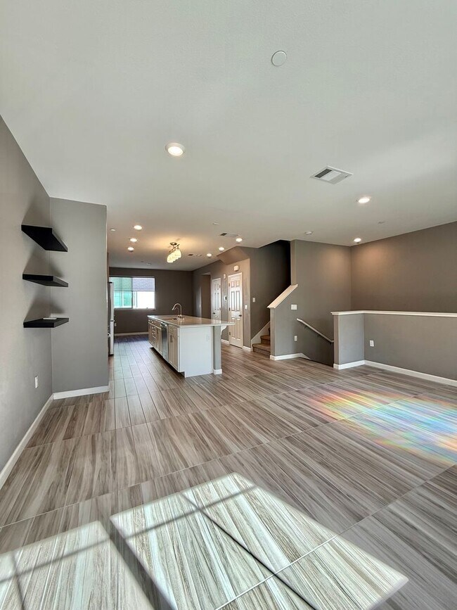Building Photo - Beautiful 4 Bedroom, 3.5 Bathroom Home in Desirable Communication Hills