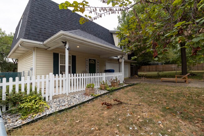 Primary Photo - 1348 N Rogers Ave