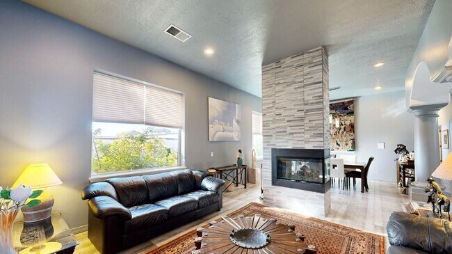 Building Photo - Move in Special Luxury 4 bedroom 4.5 bathr...