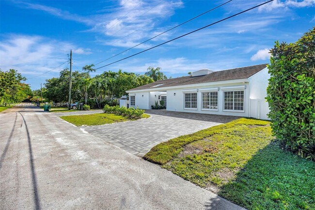 Building Photo - 6841 SW 71st Ave