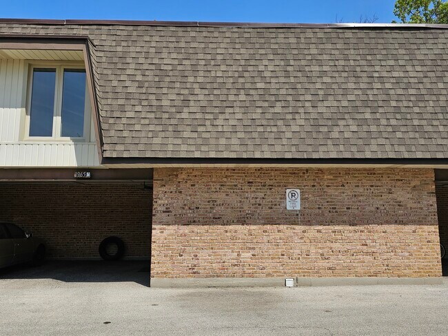 Building Photo - 1965 Tanglewood Dr