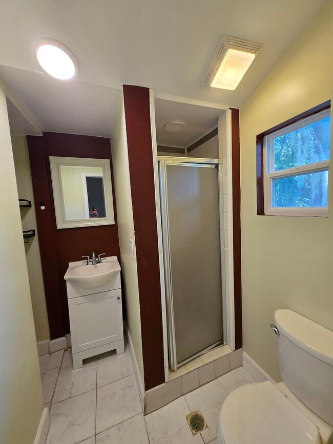 Building Photo - AVAILABLE NOW - Charming 3 Bed / 2 Bath Ho...