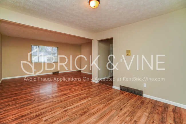 Building Photo - 463 Sherwood Downs S