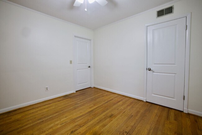 Building Photo - 656 E Samford Ave