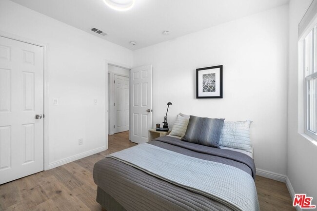 Building Photo - 2400 W 74th St