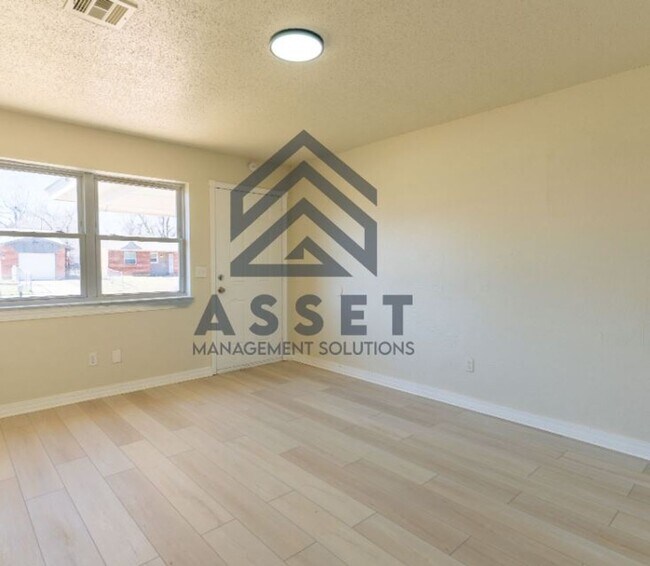 Building Photo - Lovely 4 Bed 1.5 Bath!!