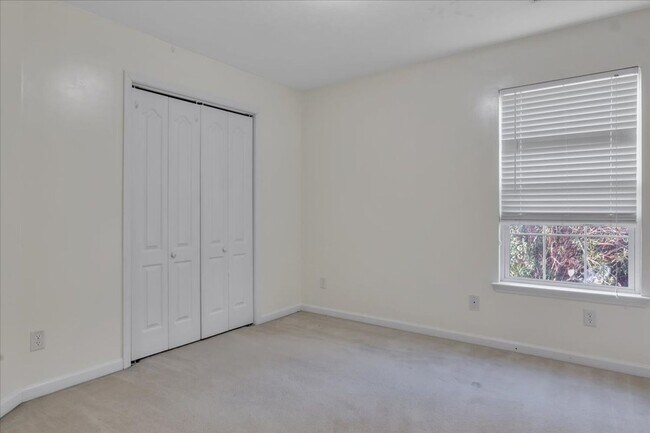 Building Photo - MOVE IN READY