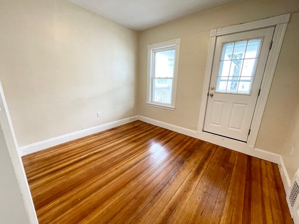 Building Photo - 26 Taft St