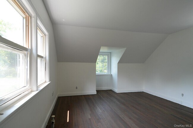 Building Photo - 10 Ridge Rd