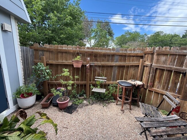 Building Photo - 2208 Mission Hill Dr