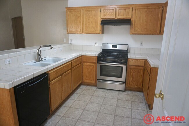 Building Photo - Beautiful Home Near Centennial Highschool!
