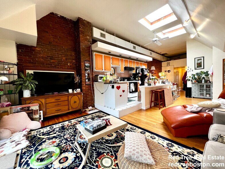 Building Photo - 1678 Beacon St