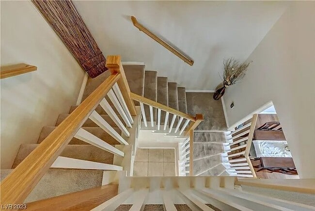 Building Photo - Updated 3BR Townhome w/ Private Yard in Gated-Style Community