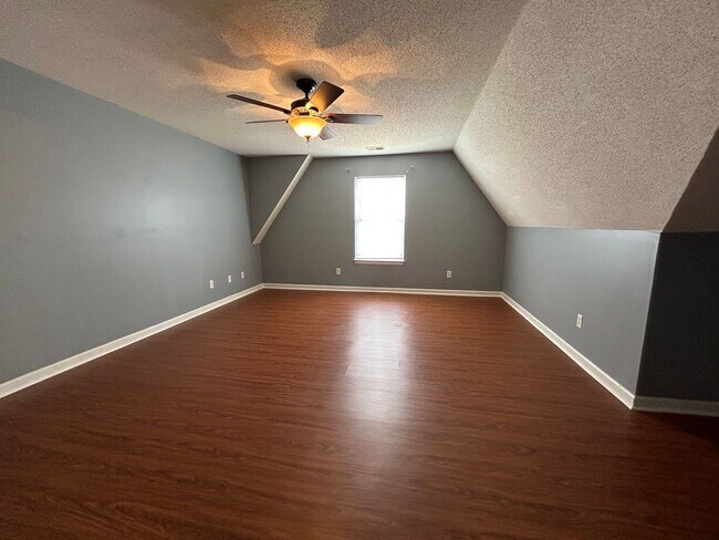 Building Photo - 6836 Kamali Ave