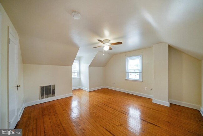 Building Photo - 624 Armstrong Ave