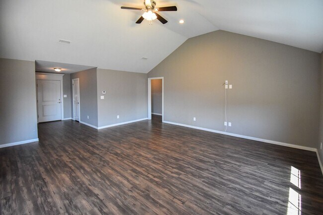 Building Photo - Stunning 3 bedroom, 2 bathroom Home available in Prairie Grove!