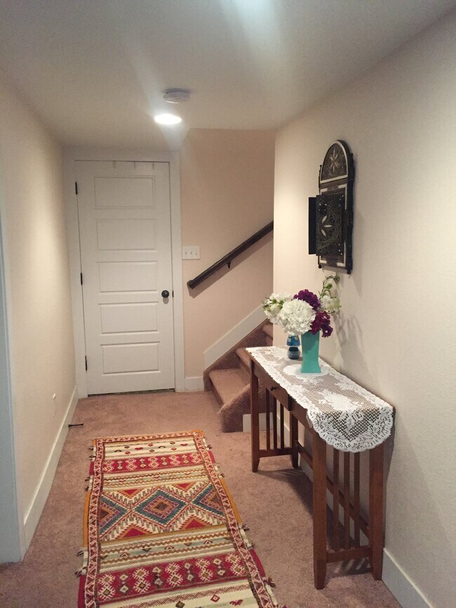 Building Photo - 3 bed/ 3 bath Home in Mayfair
