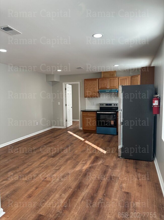 Building Photo - 451 Line St