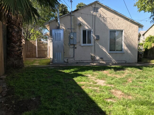 Building Photo - 2556 W Ramona Rd