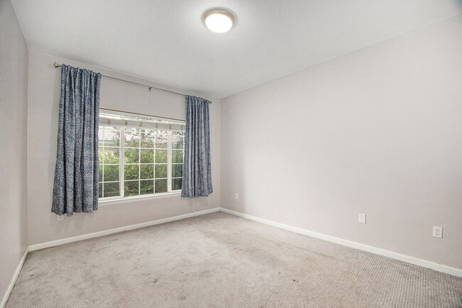 Building Photo - Light and Bright Condo in East Denver
