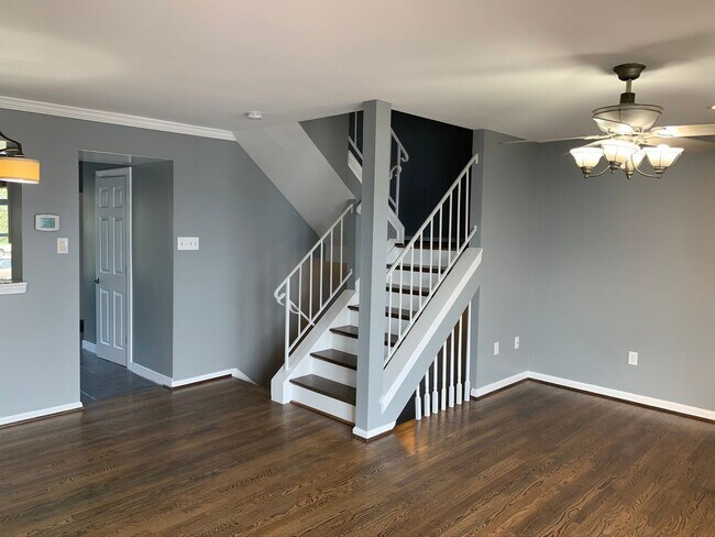 Building Photo - Gorgeous 3 BR/2 Full BA & 2 Half BA Waterf...