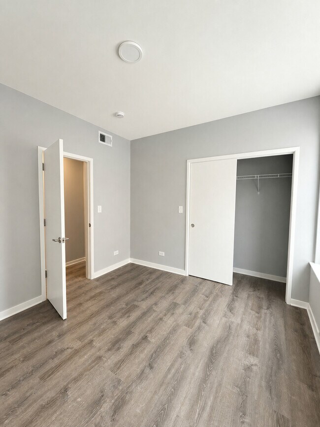 Building Photo - 141 S Oak Park Ave