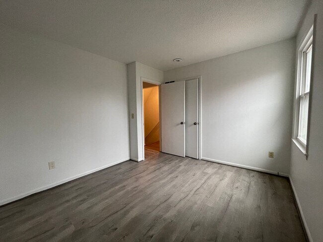 Building Photo - {12901} Spacious Townhome with a 1 car garage & full basement